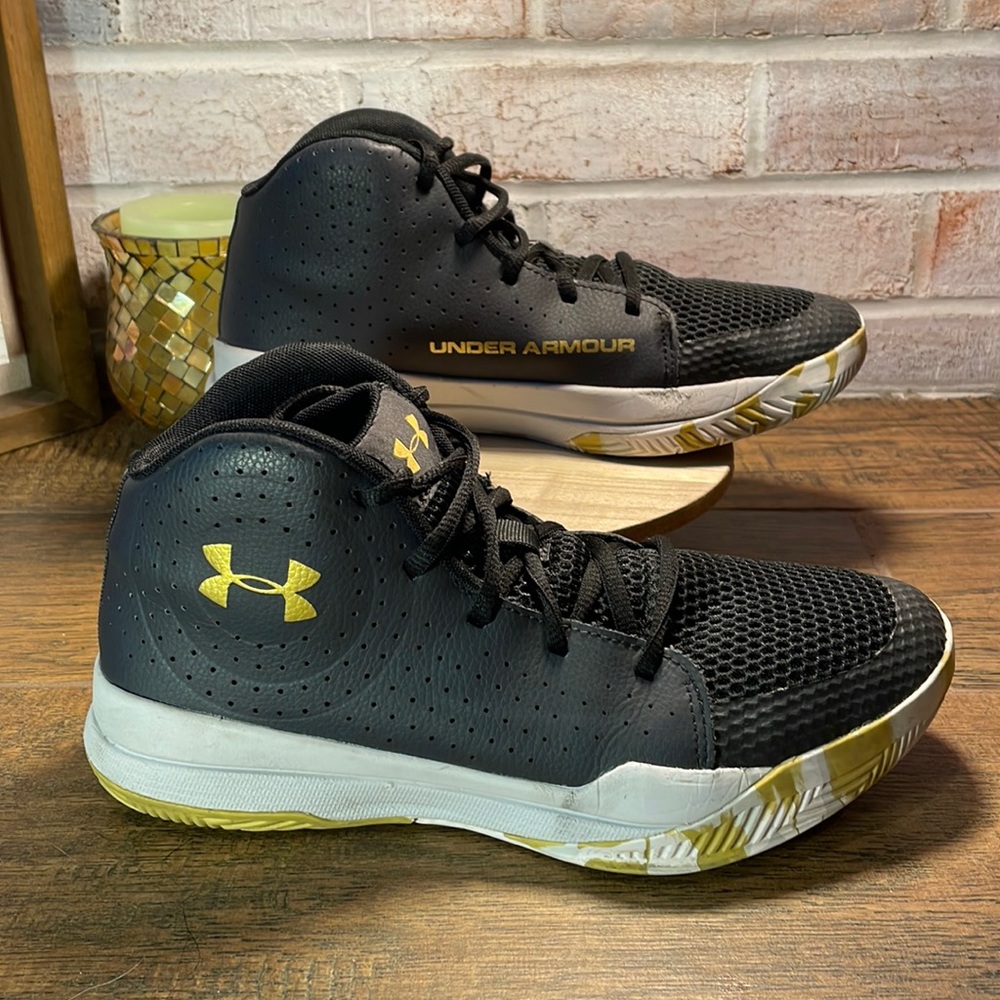 Under armor kids shoes. (Size 6.5)